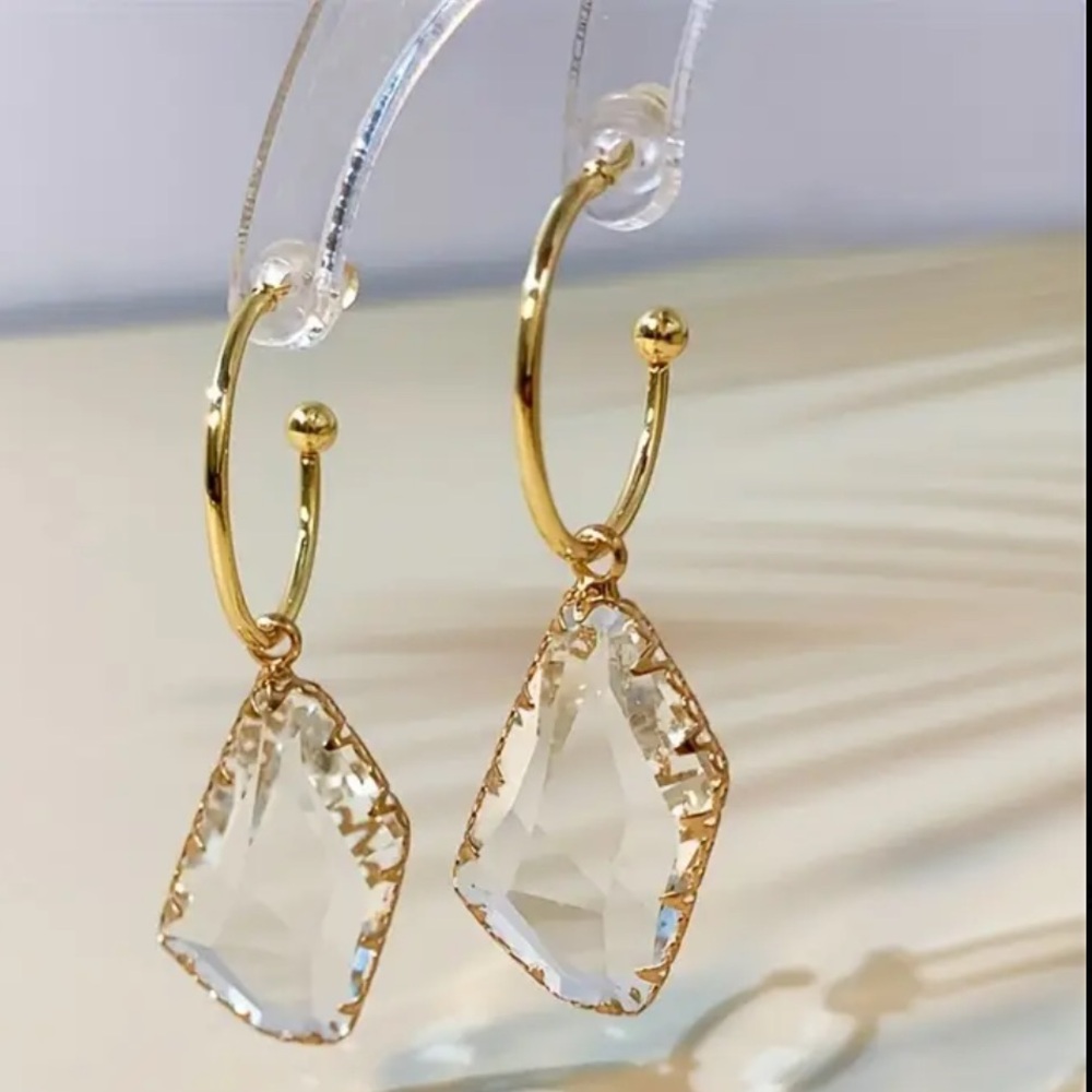 NEW•Elegant Gold & Crystal Drop Earrings
